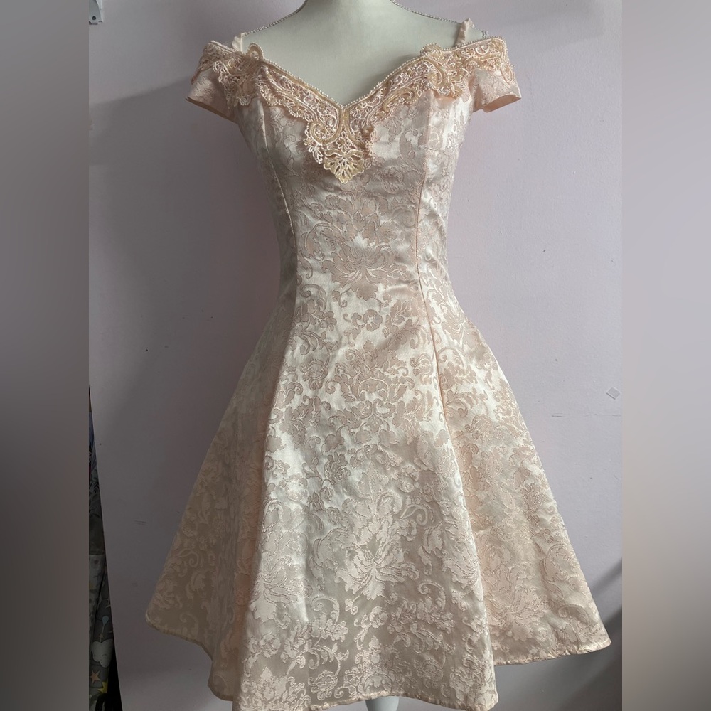 Women’s/Juniors Off Shoulder Fit/Flare Formal Dress, 7/8 (Jr), Peach/Gold
